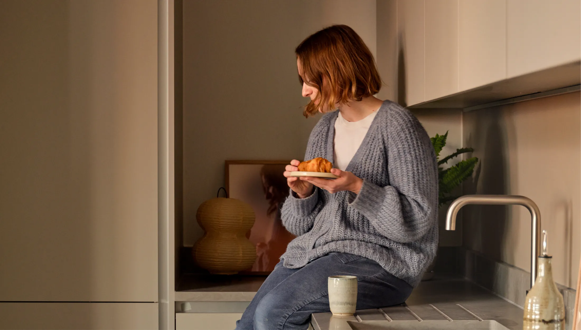 Tura Leeds, discount market rent apartments. Kitchen.