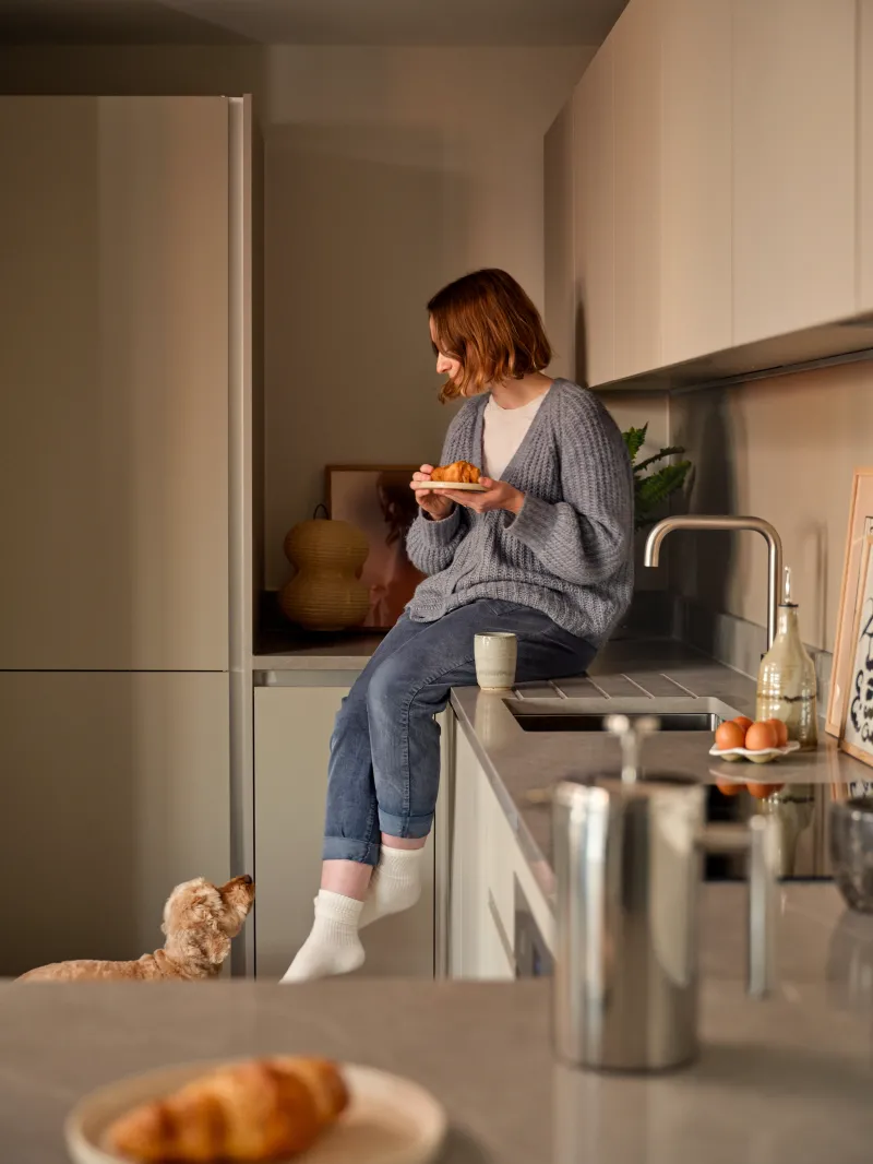 Tura Leeds, discount market rent apartments. Kitchen.